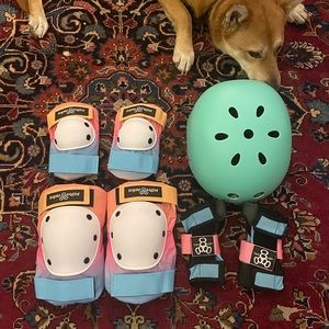 Triple8 Skate Pads (S) and (other) Helmet (M) 🌅